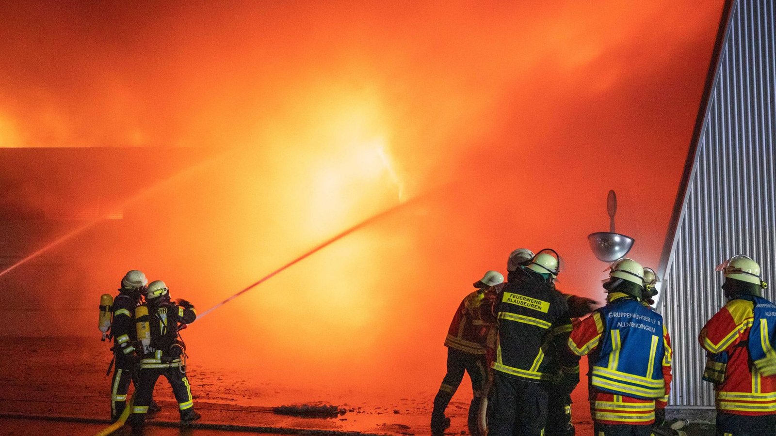 Die Feuerwehr versucht den Brand zu löschen, fünf Feuerwehrleute werden verletzt.Foto: 7aktuell.de/Alexander Hald Die Feuerwehr versucht den Brand zu löschen, fünf Feuerwehrleute werden verletzt.Foto: 7aktuell.de/Alexander Hald