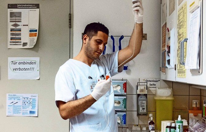 Der Krankenpfleger Samed Qoshja hat seinen Weg aus Albanien in ein deutsches  Krankenhaus gefunden.<span class='image-autor'>Foto: dpa/Kristin Bethge</span>