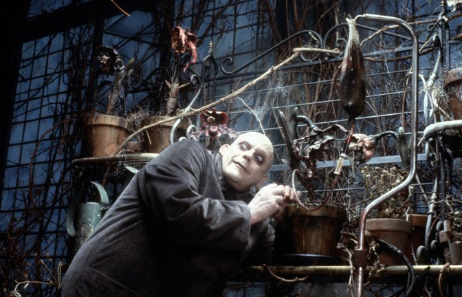 Fester Addams (Chrsitopher Lloyd) hat ein dunkles Geheimnis zu verbergen.<span class='image-autor'>Foto: ZDF/Melinda Sue Gordon</span>
