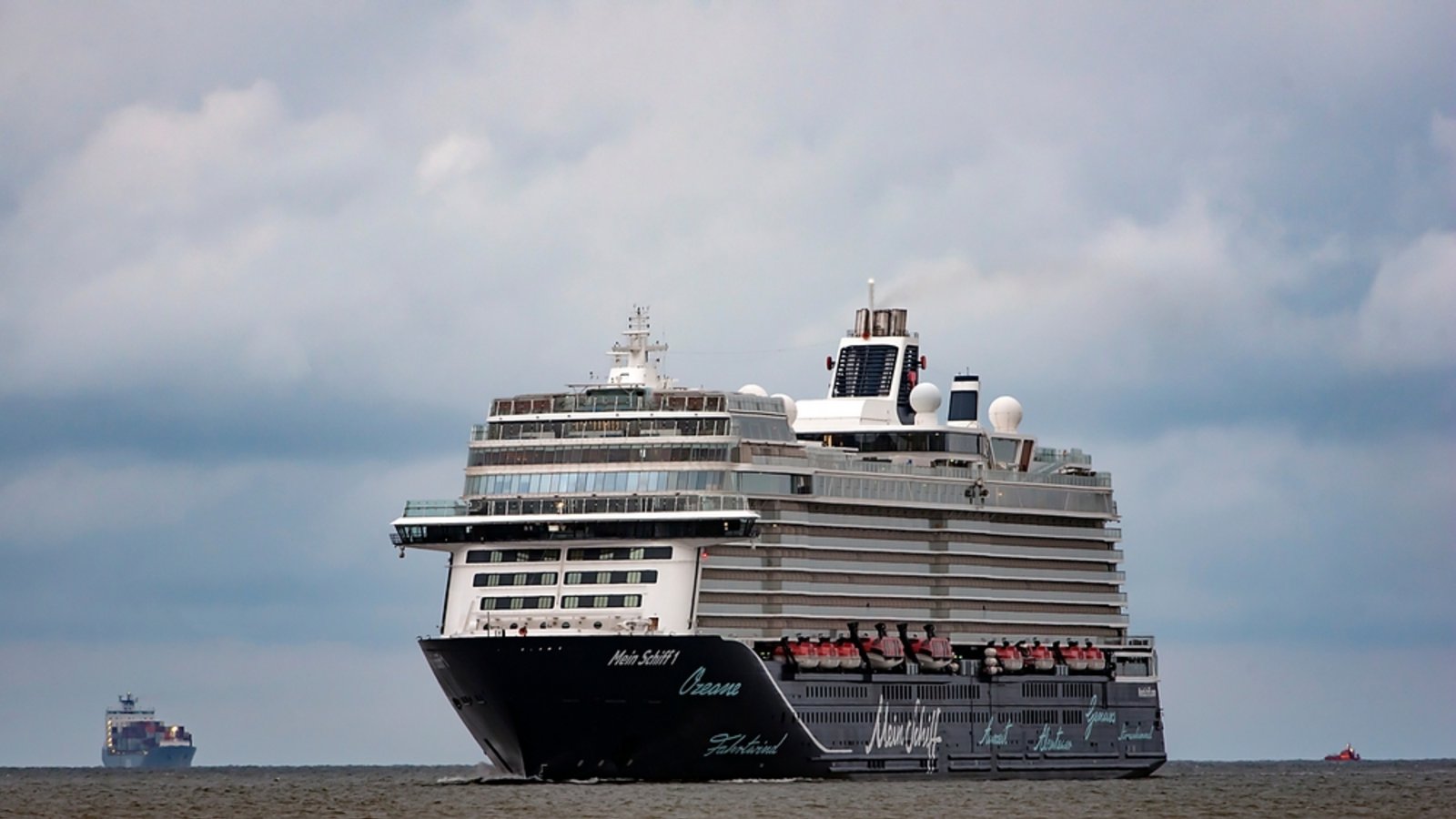 Ein Notfall an Bord der Mein Schiff 1 führte zu einer Kursänderung. Erfahren Sie, was passiert ist und welche Maßnahmen getroffen wurden.Foto: Vytautas Kielaitis / Shutterstock.com Ein Notfall an Bord der Mein Schiff 1 führte zu einer Kursänderung. Erfahren Sie, was passiert ist und welche Maßnahmen getroffen wurden.Foto: Vytautas Kielaitis / Shutterstock.com