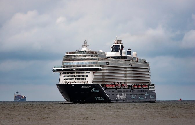 Ein Notfall an Bord der Mein Schiff 1 führte zu einer Kursänderung. Erfahren Sie, was passiert ist und welche Maßnahmen getroffen wurden.<span class='image-autor'>Foto: Vytautas Kielaitis / Shutterstock.com</span>