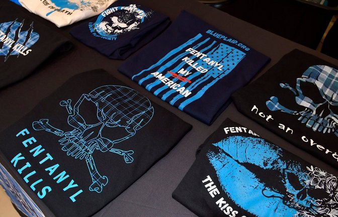 Protest-T-Shirts in den USA – die Todesfälle in den USA steigen weiter an.<span class='image-autor'>Foto: IMAGO/USA TODAY Network/IMAGO/TIM SHORTT/FLORIDA TODAY</span>