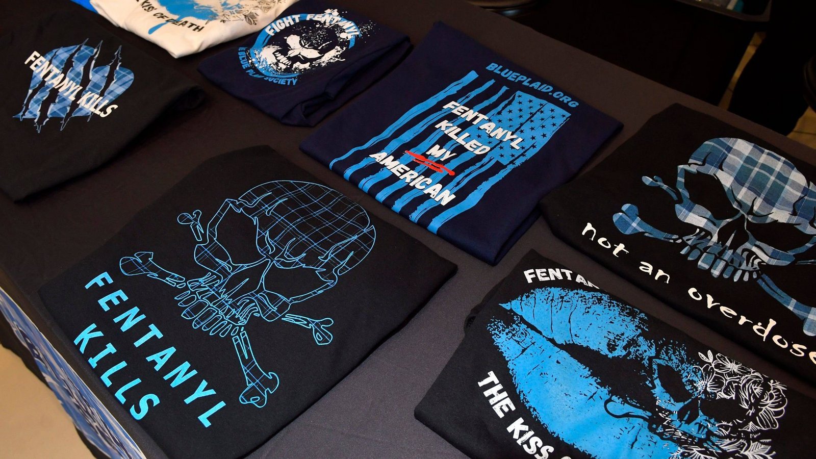 Protest-T-Shirts in den USA – die Todesfälle in den USA steigen weiter an.Foto: IMAGO/USA TODAY Network/IMAGO/TIM SHORTT/FLORIDA TODAY