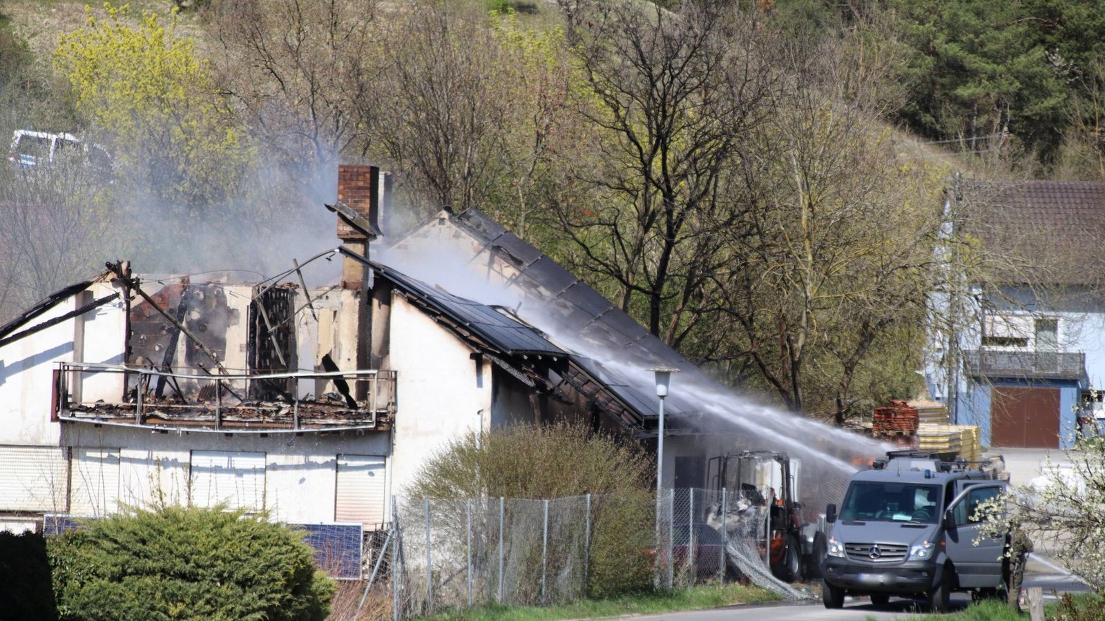 Eines der Gebäude geriet bei dem Einsatz in Flammen und brannte ab.Foto: 7aktuell.de/Hessenauer