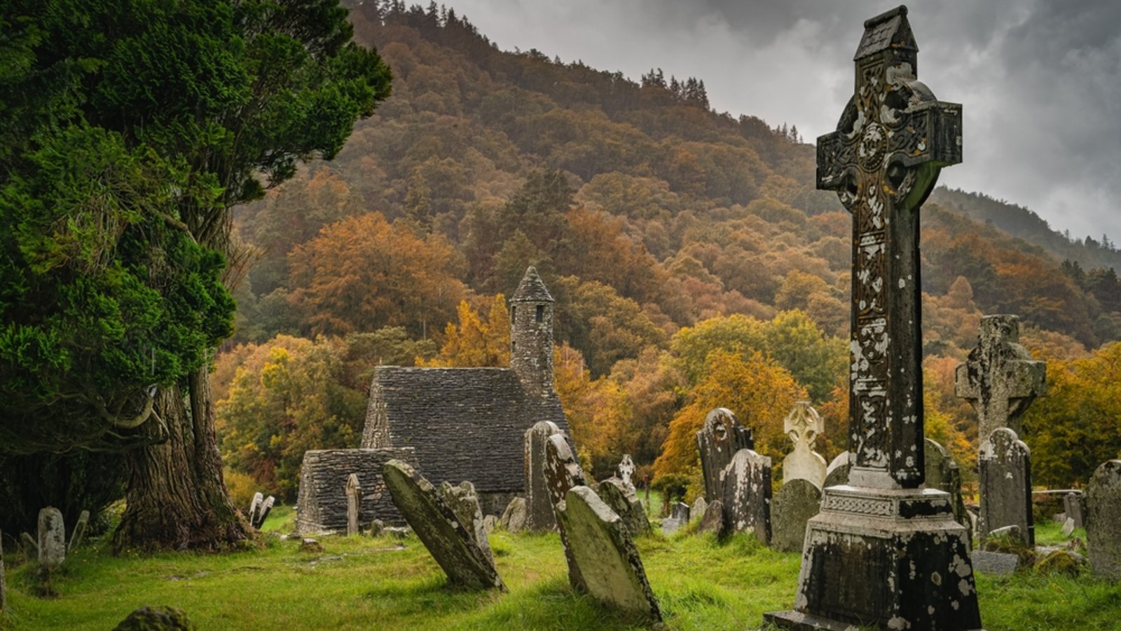 Alte Kirche und ein Friedhof in Irland: Die angebliche Wiege von Halloween.Foto: Dawid K Photography/Shutterstock Alte Kirche und ein Friedhof in Irland: Die angebliche Wiege von Halloween.Foto: Dawid K Photography/Shutterstock