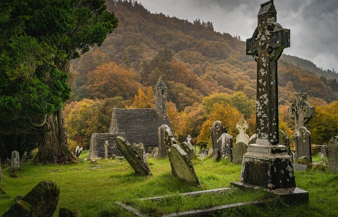 Alte Kirche und ein Friedhof in Irland: Die angebliche Wiege von Halloween.<span class='image-autor'>Foto: Dawid K Photography/Shutterstock</span>