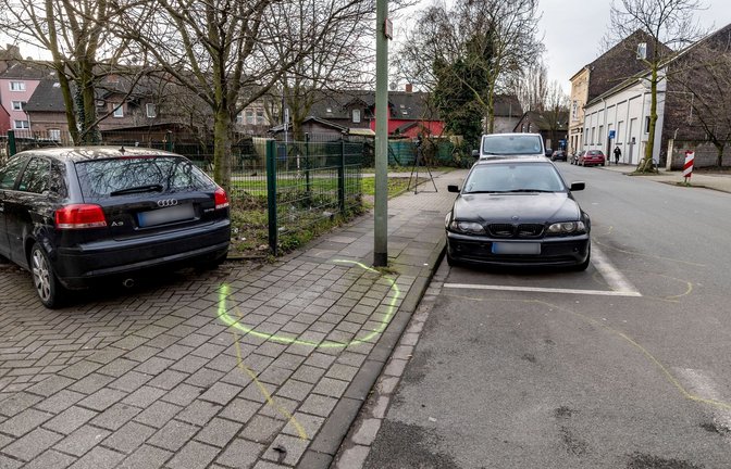 Nur noch die gelben Markierungen der Polizei erinnern an den Messerangriff auf zwei Kinder in Duisburg.<span class='image-autor'>Foto: Christoph Reichwein/dpa</span>
