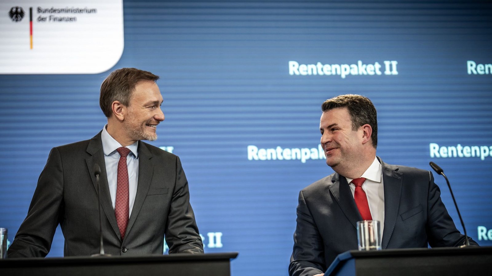 Finanzminister Christian Lindner (FDP, li.) und Arbeitsminister Hubertus Heil (SPD) geben sich gut gelaunt bei der Verkündung ihres Rentenkonzepts.Foto: dpa/Michael Kappeler