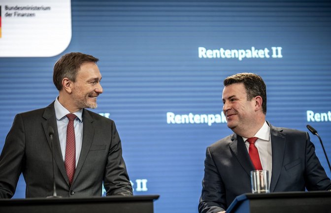 Finanzminister Christian Lindner (FDP, li.) und Arbeitsminister Hubertus Heil (SPD) geben sich gut gelaunt bei der Verkündung ihres Rentenkonzepts.<span class='image-autor'>Foto: dpa/Michael Kappeler</span>