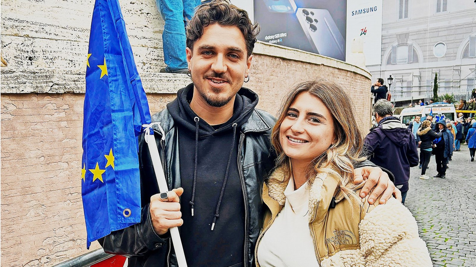 Alessandro (30) und Gaia (24) auf der Demonstration für europäische Werte in Rom.Foto: dpa Alessandro (30) und Gaia (24) auf der Demonstration für europäische Werte in Rom.Foto: dpa