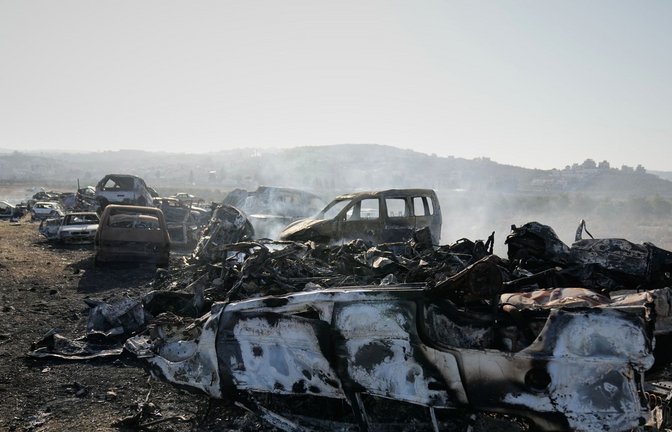 Rauch steigt von verbrannten Autos auf einem Schrottplatz auf, den israelische Siedler  im Westjordanland angezündet haben (Archivbild).<span class='image-autor'>Foto: Nasser Nasser/AP/dpa</span>