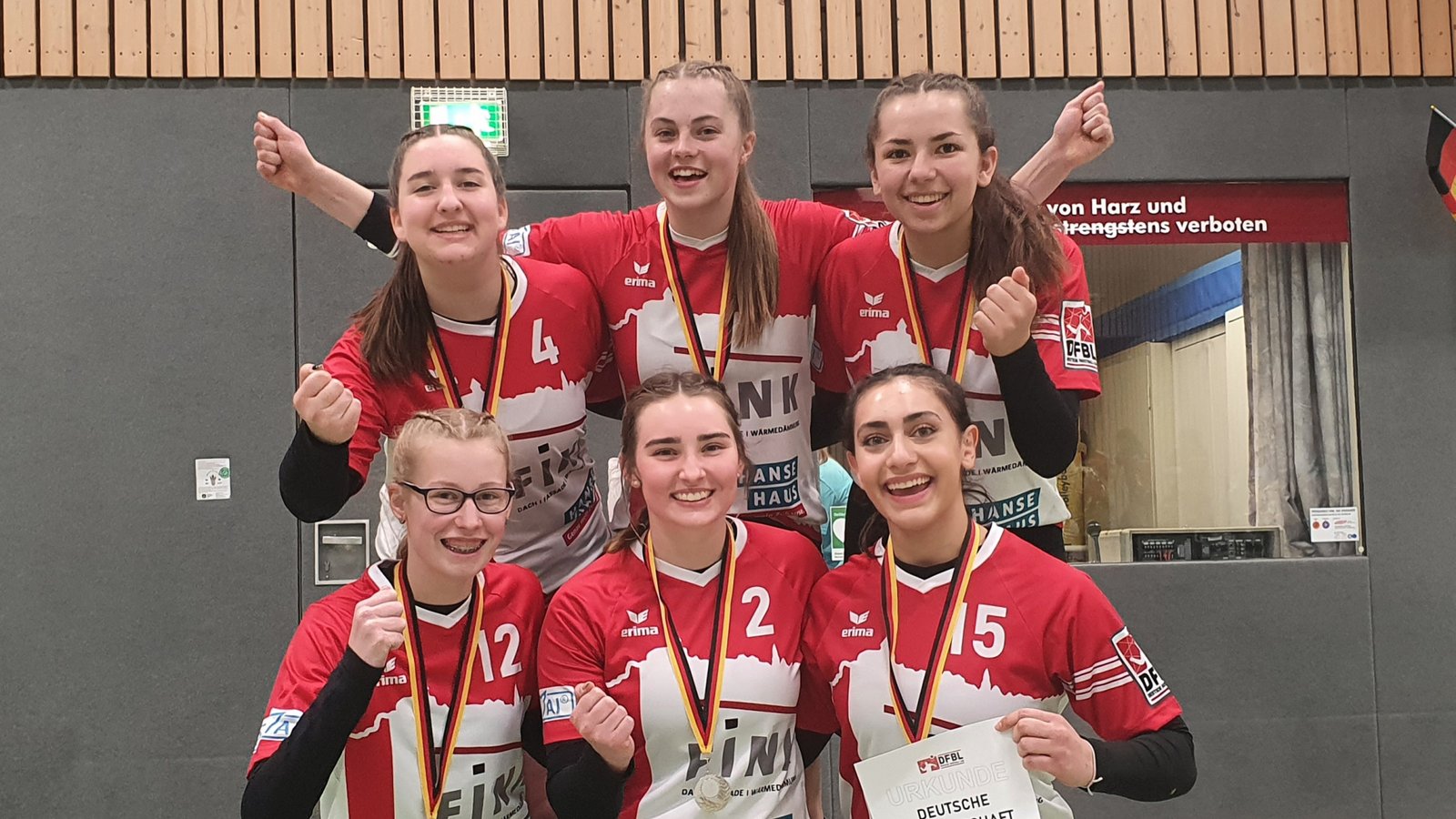 Obwohl die U-18-Faustballerinnen des TV Vaihingen mit (stehend von links) Lisa Knodel, Ricarda Stübbe und Leoni Modenese sowie (kniend von links) Laura Schmid, Lea Schmidt und Nadia-Sheyma El Youssef eine Medaille bei der DM verpasst haben, haben sie gut Lachen. Foto: privat Obwohl die U-18-Faustballerinnen des TV Vaihingen mit (stehend von links) Lisa Knodel, Ricarda Stübbe und Leoni Modenese sowie (kniend von links) Laura Schmid, Lea Schmidt und Nadia-Sheyma El Youssef eine Medaille bei der DM verpasst haben, haben sie gut Lachen. Foto: privat