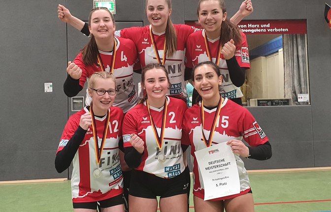 Obwohl die U-18-Faustballerinnen des TV Vaihingen mit (stehend von links) Lisa Knodel, Ricarda Stübbe und Leoni Modenese sowie (kniend von links) Laura Schmid, Lea Schmidt und Nadia-Sheyma El Youssef eine Medaille bei der DM verpasst haben, haben sie gut Lachen. <span class='image-autor'>Foto: privat</span>