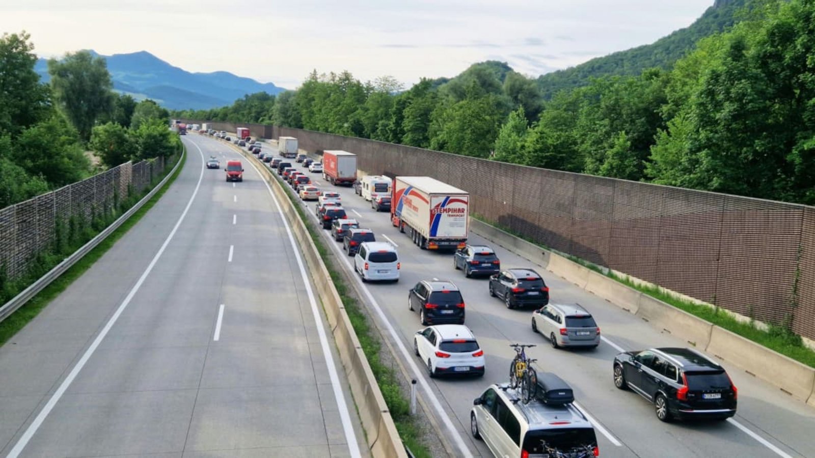 Zäher Pfingstreiseverkehr auf der Tauernautobahn – in den Sommerferien dürfte es nicht besser werden.APA/dpa Zäher Pfingstreiseverkehr auf der Tauernautobahn – in den Sommerferien dürfte es nicht besser werden.APA/dpa