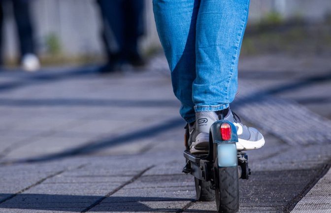 Der E-Scooter-Fahrer war ohne Führerschein unterwegs.<span class='image-autor'>Jens Büttner/dpa</span>