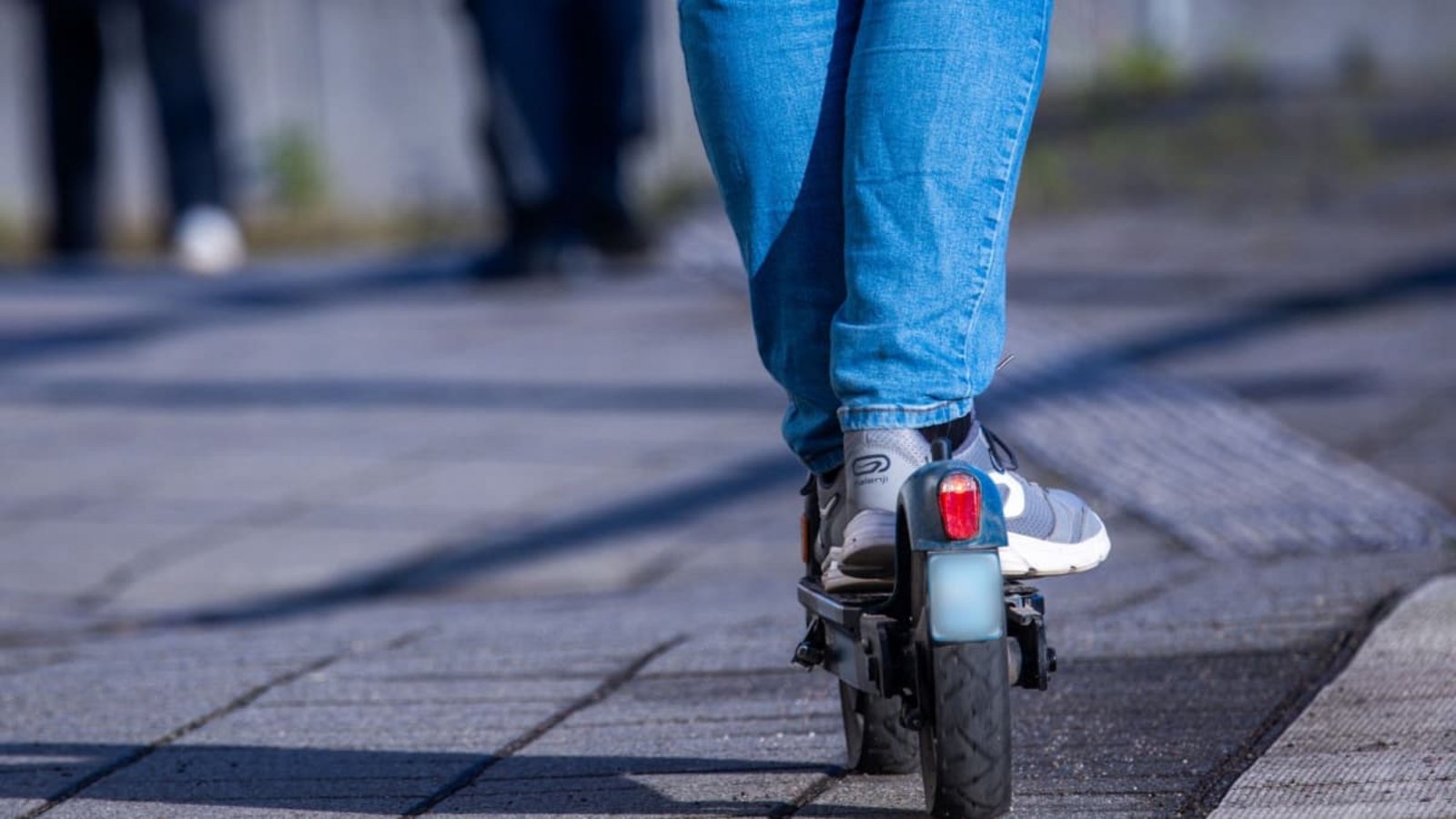 Der E-Scooter-Fahrer war ohne Führerschein unterwegs.Jens Büttner/dpa