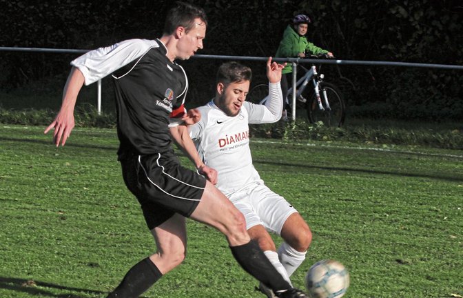 Zweikampf der Topteams: Häfnerhaslachs Dennis Toetz (links) und Nikola Ristomanov vom SV Riet beharken sich im Strudelbachtal.  Foto: Nachreiner