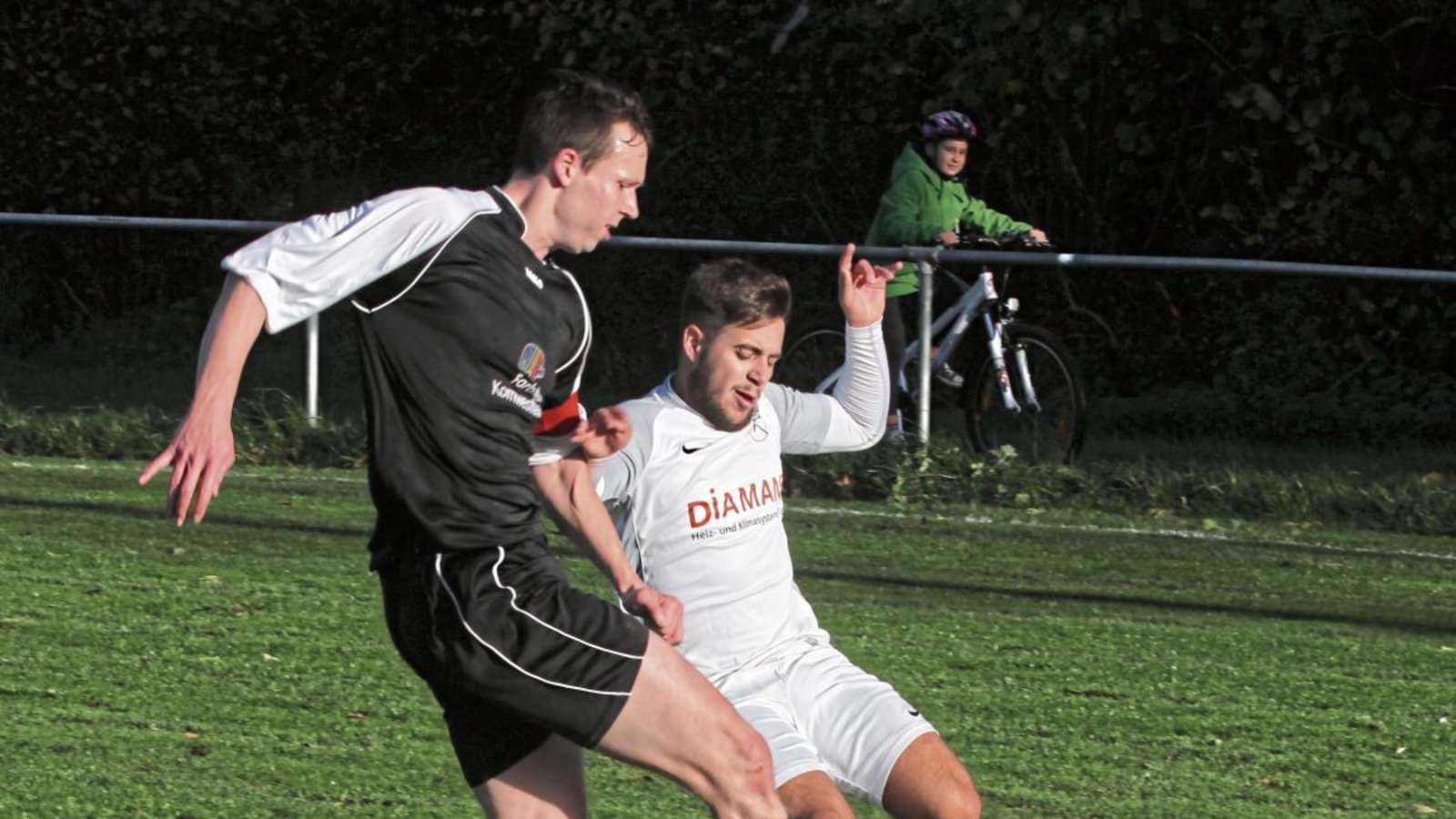 Zweikampf der Topteams: Häfnerhaslachs Dennis Toetz (links) und Nikola Ristomanov vom SV Riet beharken sich im Strudelbachtal. Foto: Nachreiner Zweikampf der Topteams: Häfnerhaslachs Dennis Toetz (links) und Nikola Ristomanov vom SV Riet beharken sich im Strudelbachtal. Foto: Nachreiner