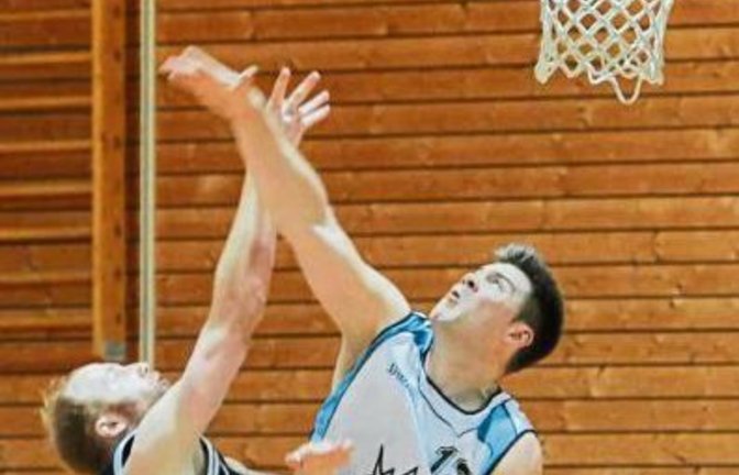 Vaihingens Center Oliver Gräßer (rechts) kommt bei einem Korbleger von Benjamin Schnarr etwas zu spät. Foto: Leitner