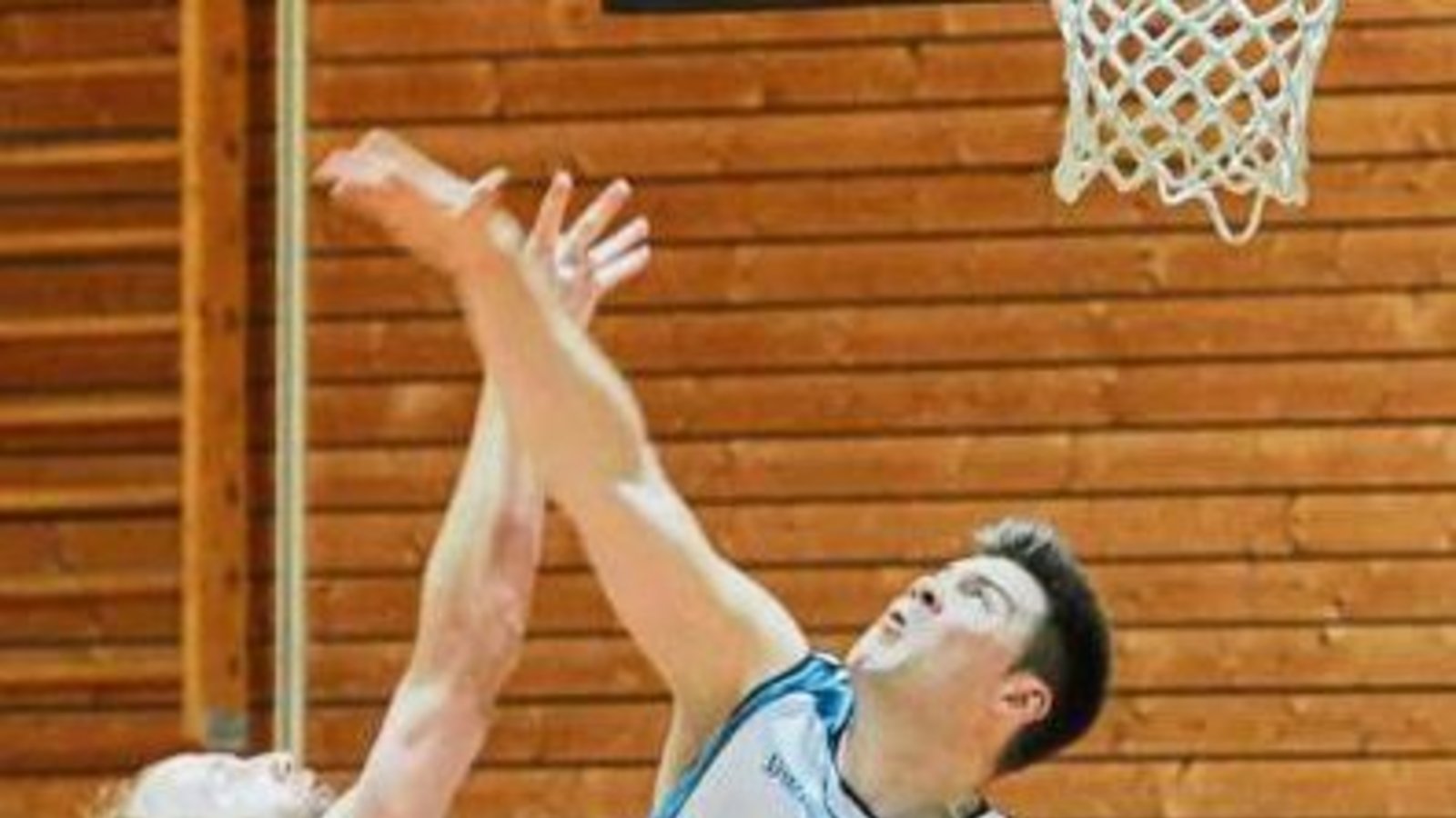 Vaihingens Center Oliver Gräßer (rechts) kommt bei einem Korbleger von Benjamin Schnarr etwas zu spät. Foto: Leitner Vaihingens Center Oliver Gräßer (rechts) kommt bei einem Korbleger von Benjamin Schnarr etwas zu spät. Foto: Leitner