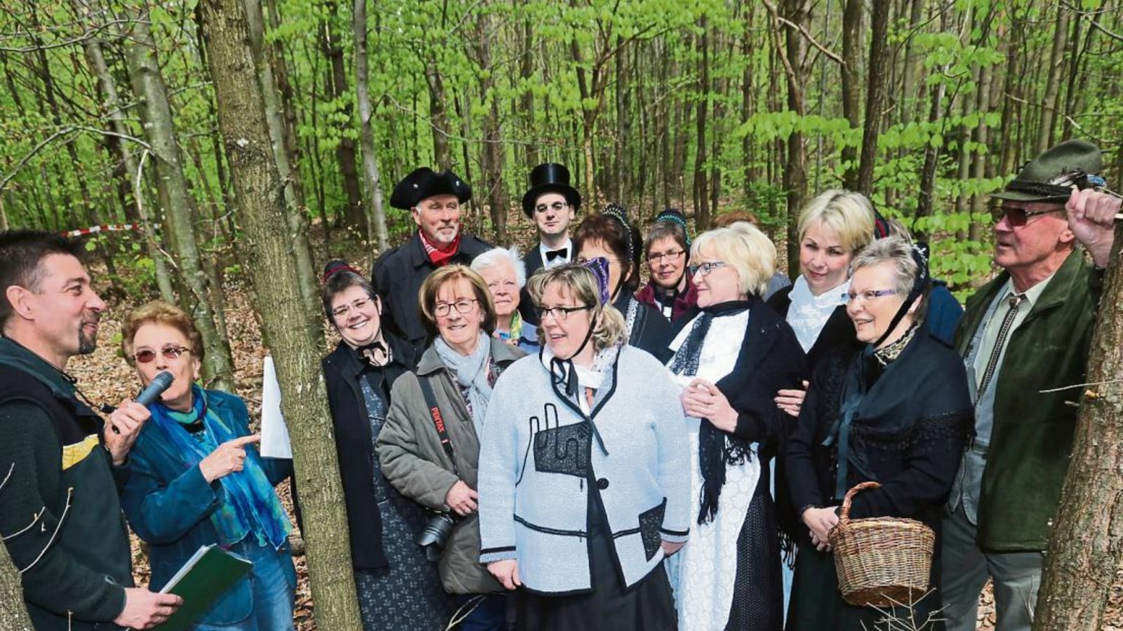 Die Ochsenbacher Weiberzeche mit den Förstern Theo Wöhr (links) und Gerhard Kring auf der Fläche ihrer Wiederaufforstung. Foto: Küppers