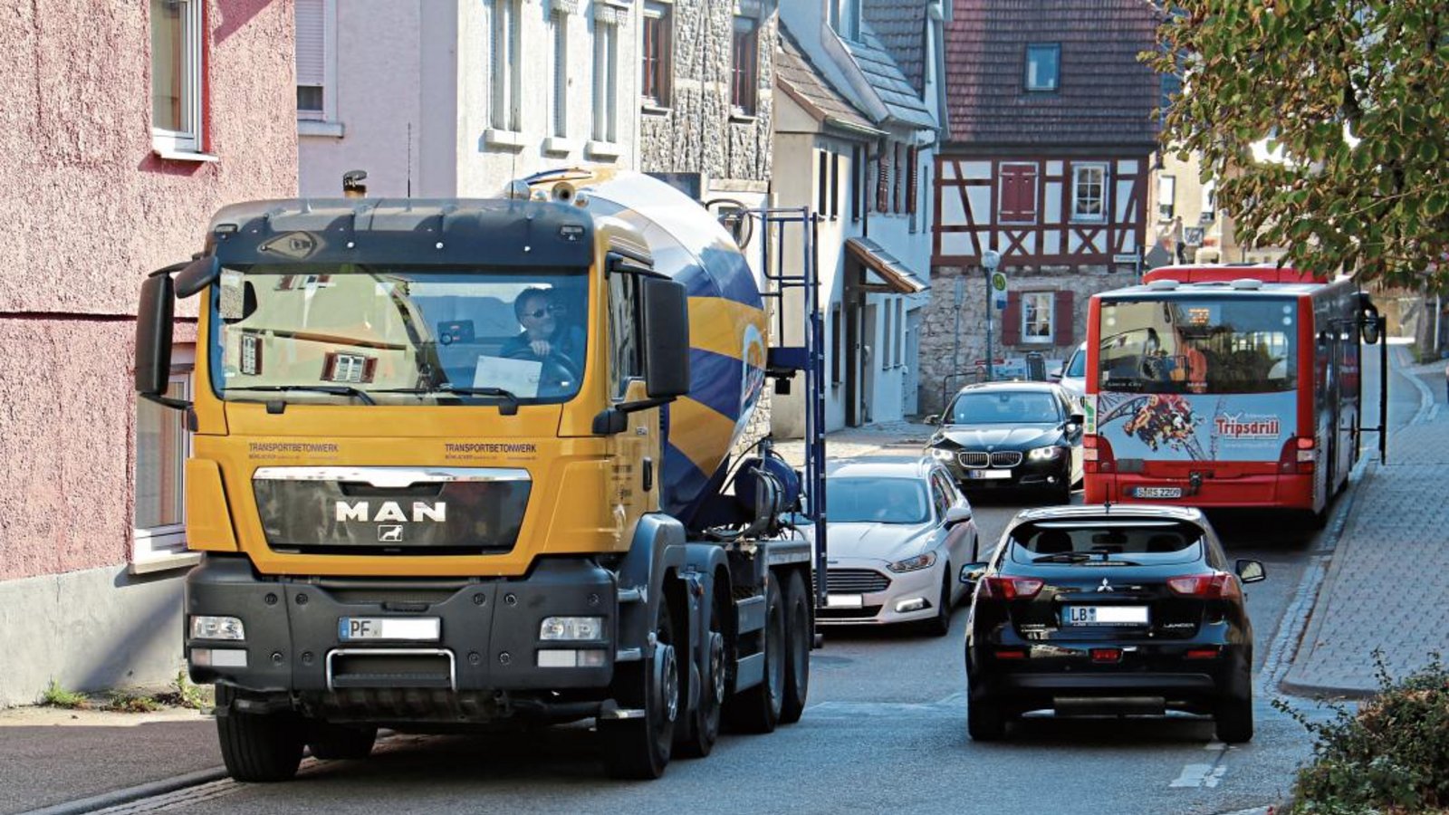 Über die Oberriexinger Hauptstraße rollen wochentags bis zu 6000 Fahrzeuge. Eine Fußgängerampel wird es vorerst aber nicht geben. Foto: Rieger Über die Oberriexinger Hauptstraße rollen wochentags bis zu 6000 Fahrzeuge. Eine Fußgängerampel wird es vorerst aber nicht geben. Foto: Rieger