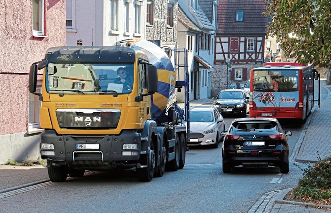 Über die Oberriexinger Hauptstraße rollen wochentags bis zu 6000 Fahrzeuge. Eine Fußgängerampel wird es vorerst aber nicht geben.      Foto: Rieger