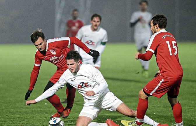 Einmal gab es das Spitzenspiel der A 3 in dieser Saison schon: Der TSV Nussdorf (in Weiß Thorsten Josenhans) trotzte dem TASV Hessigheim ein 1:1-Unentschieden ab. Foto: Küppers
