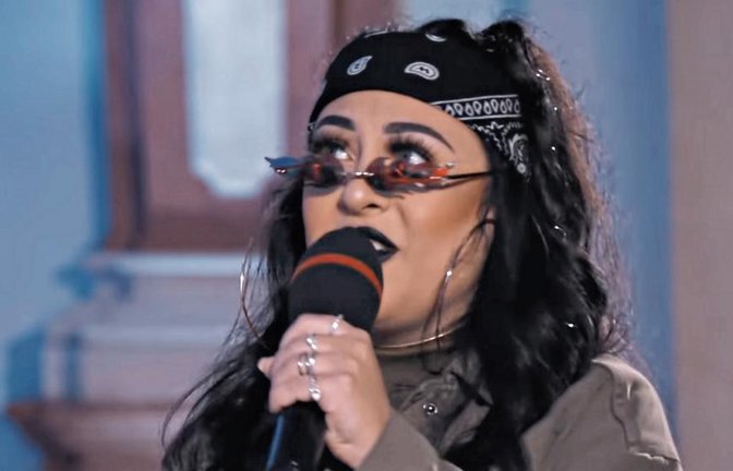 Claudia Greco aus Mühlacker sang mit ihren Kolleginnen einen Song von Céline.  Screenshots: Friedrich