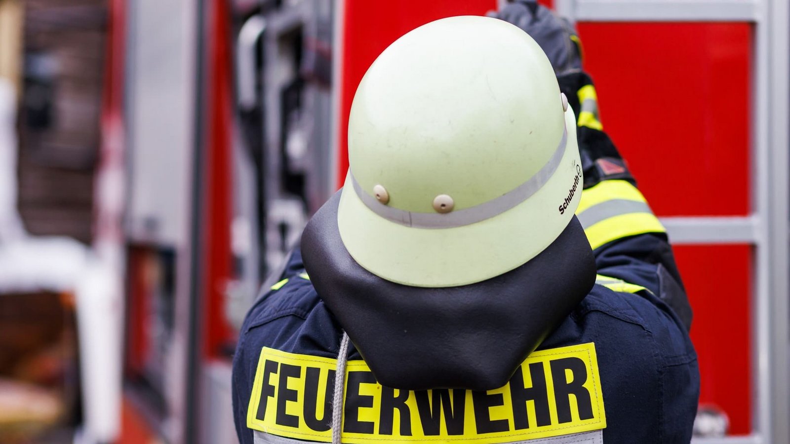 Die Feuerwehr wurde zum Einsatzort in einem Industriegebiet gerufen. (Symbolbild)Philipp von Ditfurth/dpa Die Feuerwehr wurde zum Einsatzort in einem Industriegebiet gerufen. (Symbolbild)Philipp von Ditfurth/dpa