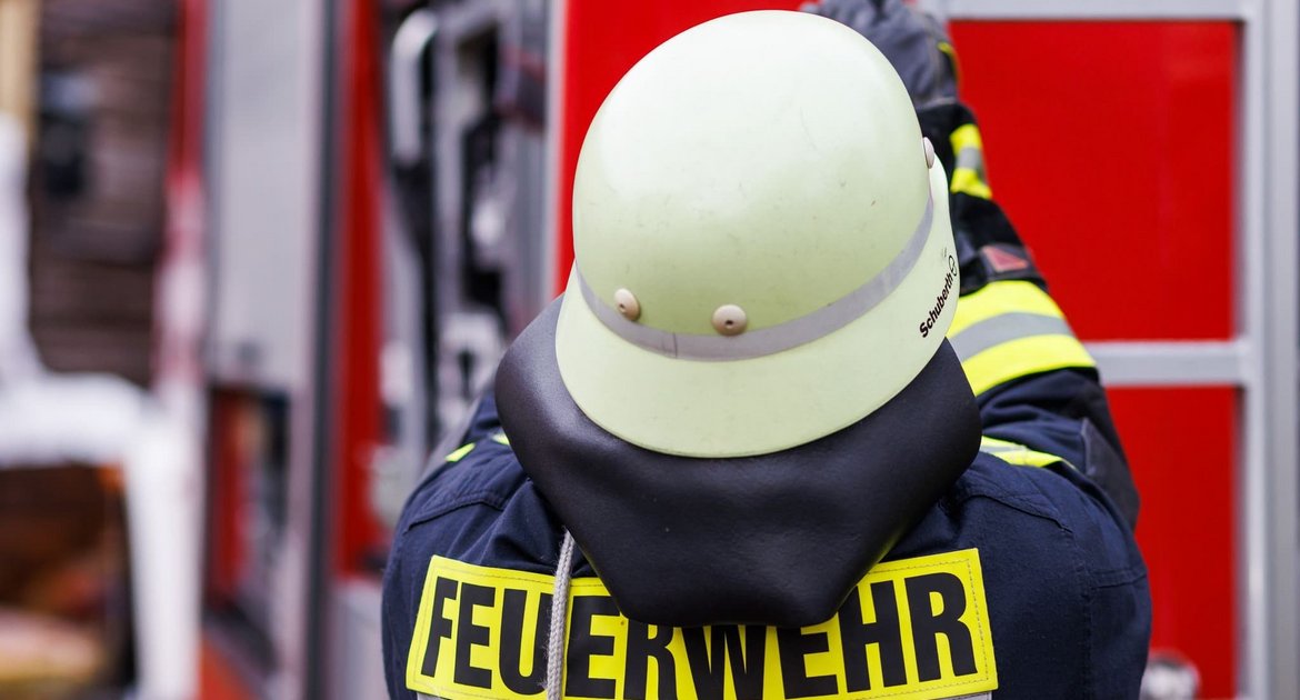 Die Feuerwehr wurde zum Einsatzort in einem Industriegebiet gerufen. (Symbolbild)