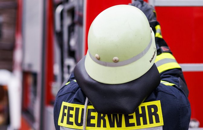 Die Feuerwehr wurde zum Einsatzort in einem Industriegebiet gerufen. (Symbolbild)<span class='image-autor'>Philipp von Ditfurth/dpa</span>