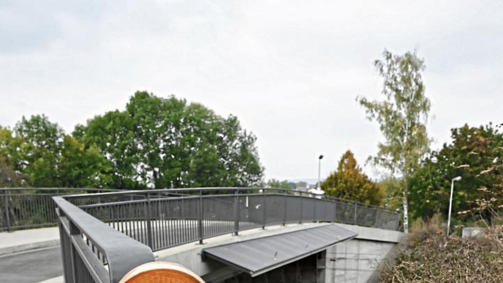 Die Eisenbahnbrücke in Großsachsenheim wartet auch zwei Jahre nach der Wiedereröffnung noch auf ihre Vollendung. Foto: Kuhnle Die Eisenbahnbrücke in Großsachsenheim wartet auch zwei Jahre nach der Wiedereröffnung noch auf ihre Vollendung. Foto: Kuhnle