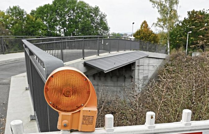Die Eisenbahnbrücke in Großsachsenheim wartet auch zwei Jahre nach der Wiedereröffnung noch auf ihre Vollendung.  Foto: Kuhnle