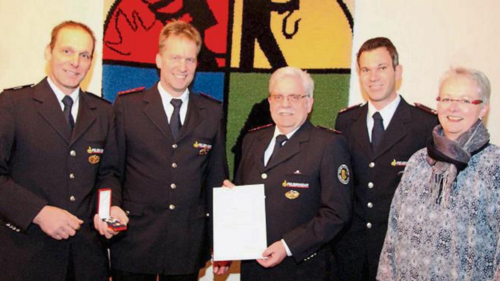 Der Oberriexinger Kommandant Martin Schray zeichnete Florian Ott und Matthias Motzer gemeinsam mit seinem Stellvertreter Tobias Grieble und der stellvertretenden Bürgermeisterin Beate Fetzer (von links) aus. Foto: Gergen Der Oberriexinger Kommandant Martin Schray zeichnete Florian Ott und Matthias Motzer gemeinsam mit seinem Stellvertreter Tobias Grieble und der stellvertretenden Bürgermeisterin Beate Fetzer (von links) aus. Foto: Gergen