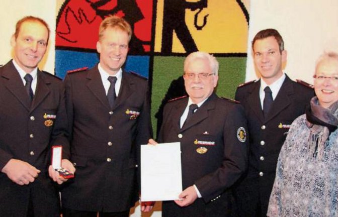 Der Oberriexinger Kommandant Martin Schray zeichnete Florian Ott und Matthias Motzer gemeinsam mit seinem Stellvertreter Tobias Grieble und der stellvertretenden Bürgermeisterin Beate Fetzer (von links) aus. Foto: Gergen