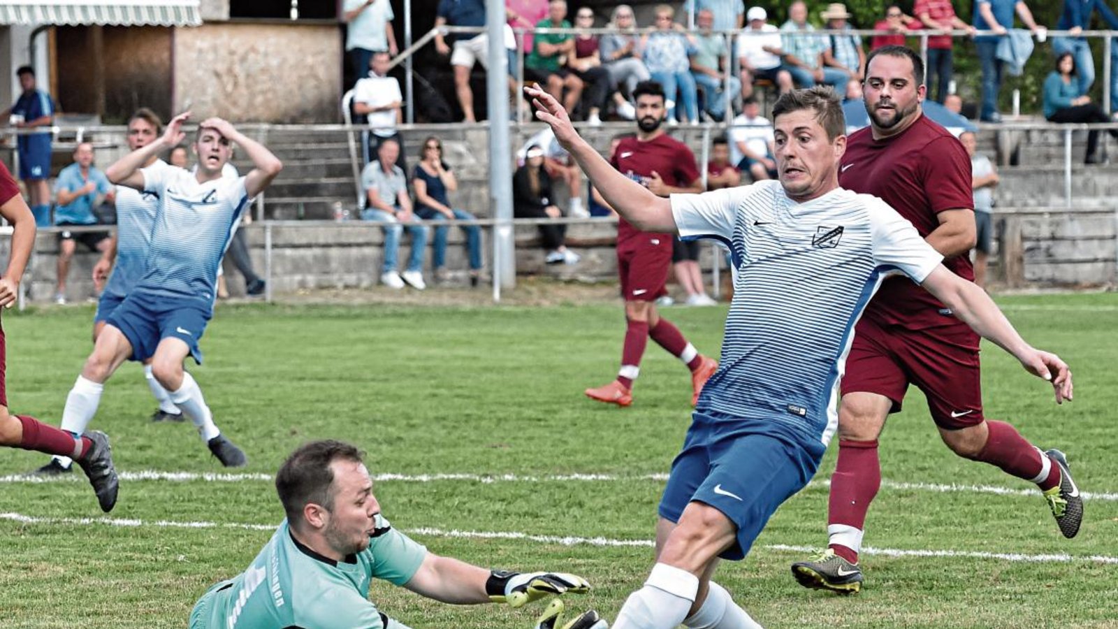 Geduld und Cleverness erwartet Häfnerhaslachs Trainer Sedat Yilmaz von seinen Spielern, dann würden sich Chancen wie hier für Maik Kheim (rechts) gegen Enzweihingen von alleine ergeben. Foto: Leitner Geduld und Cleverness erwartet Häfnerhaslachs Trainer Sedat Yilmaz von seinen Spielern, dann würden sich Chancen wie hier für Maik Kheim (rechts) gegen Enzweihingen von alleine ergeben. Foto: Leitner