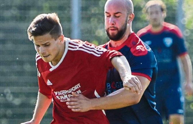 Großglattbachs Sebastian Stoklossa (links) und Georgis Gatzionis liefern sich einen Zweikampf in dem Spiel, das die SGM Roßwag/Mühlhausen gefühlt zwei Punkte kostet. Foto: Leitner