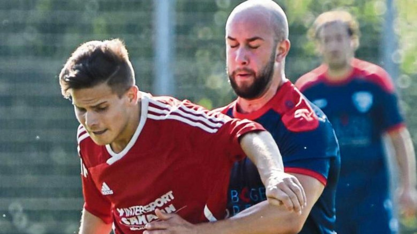Großglattbachs Sebastian Stoklossa (links) und Georgis Gatzionis liefern sich einen Zweikampf in dem Spiel, das die SGM Roßwag/Mühlhausen gefühlt zwei Punkte kostet. Foto: Leitner Großglattbachs Sebastian Stoklossa (links) und Georgis Gatzionis liefern sich einen Zweikampf in dem Spiel, das die SGM Roßwag/Mühlhausen gefühlt zwei Punkte kostet. Foto: Leitner