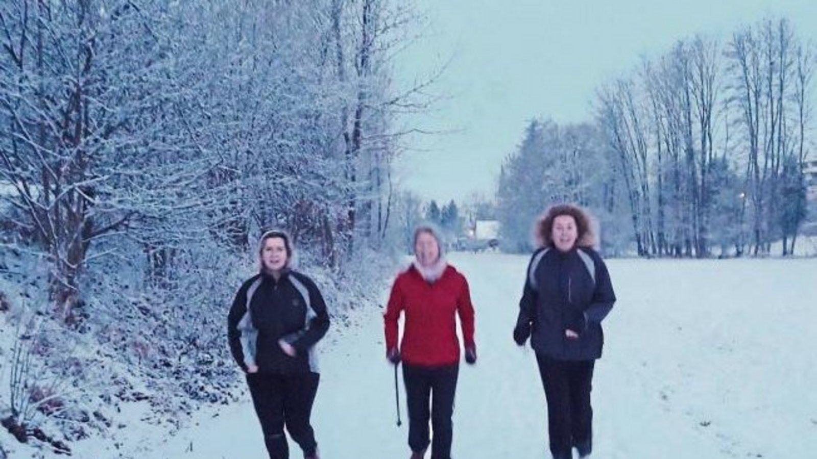 Im Kreuzbachtal lassen sich Enzweihingerinnen auch von der Schneepracht nicht vom Joggen abhalten. Foto: Rücker Im Kreuzbachtal lassen sich Enzweihingerinnen auch von der Schneepracht nicht vom Joggen abhalten. Foto: Rücker