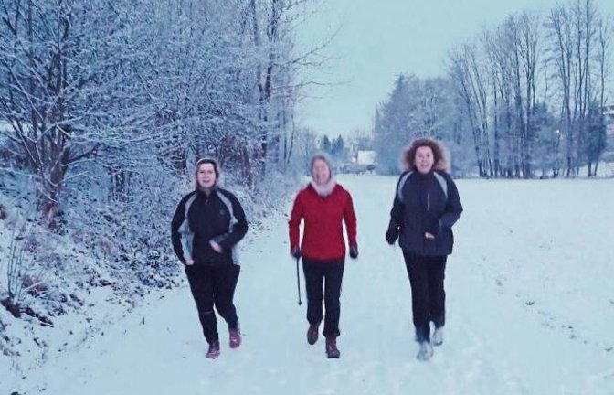 Im Kreuzbachtal lassen sich Enzweihingerinnen auch von der Schneepracht nicht vom Joggen abhalten.  Foto: Rücker