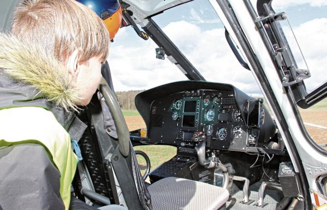 Der 12-jährige Philipp bestaunt das Cockpit des Hubschraubers der Firma Helixcopter.