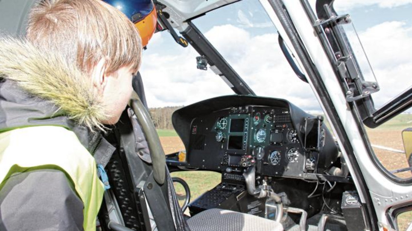 Der 12-jährige Philipp bestaunt das Cockpit des Hubschraubers der Firma Helixcopter.