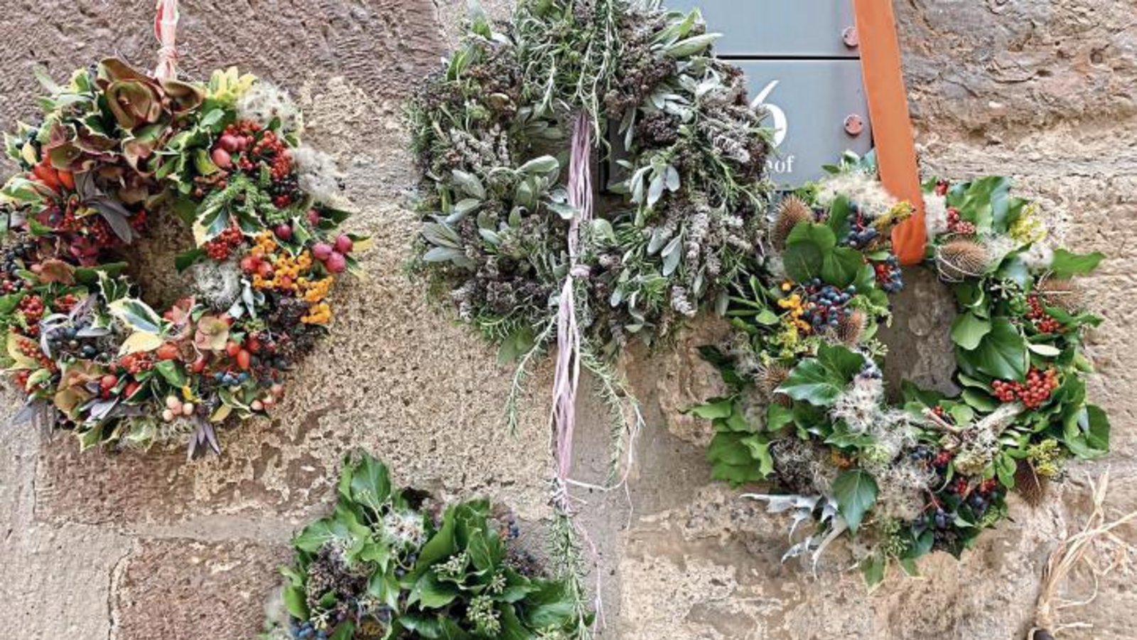 Herbstliche Kräuterkränze können gebunden werden. Herbstliche Kräuterkränze können gebunden werden.