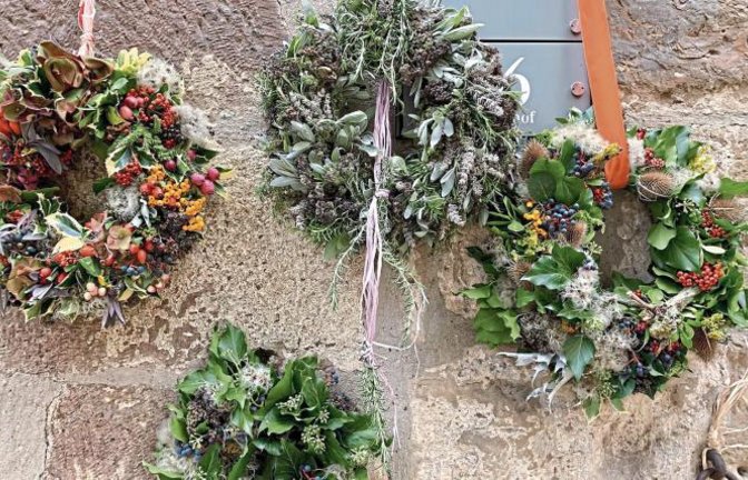Herbstliche Kräuterkränze können gebunden werden.
