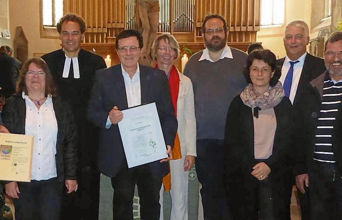 Emas-Urkunde für die evangelische Kirchengemeinde Nussdorf. Unser Bild zeigt (von links): Umweltbeauftragter Stefan Schurr, Kirchenpflegerin Renate Grauel, Pfarrer Hartmut Nitsche, Kirchengemeinderat Richard Spengler, Helga Baur von der Evangelischen Landeskirche Württemberg, Jochen Rapp und Ingrid Berzsenyi-Paetzel vom Umweltteam, Bürgermeister Peter Schäfer und die Umweltteammitglieder Manfred Reiter und Marita Pflüger. Foto: p