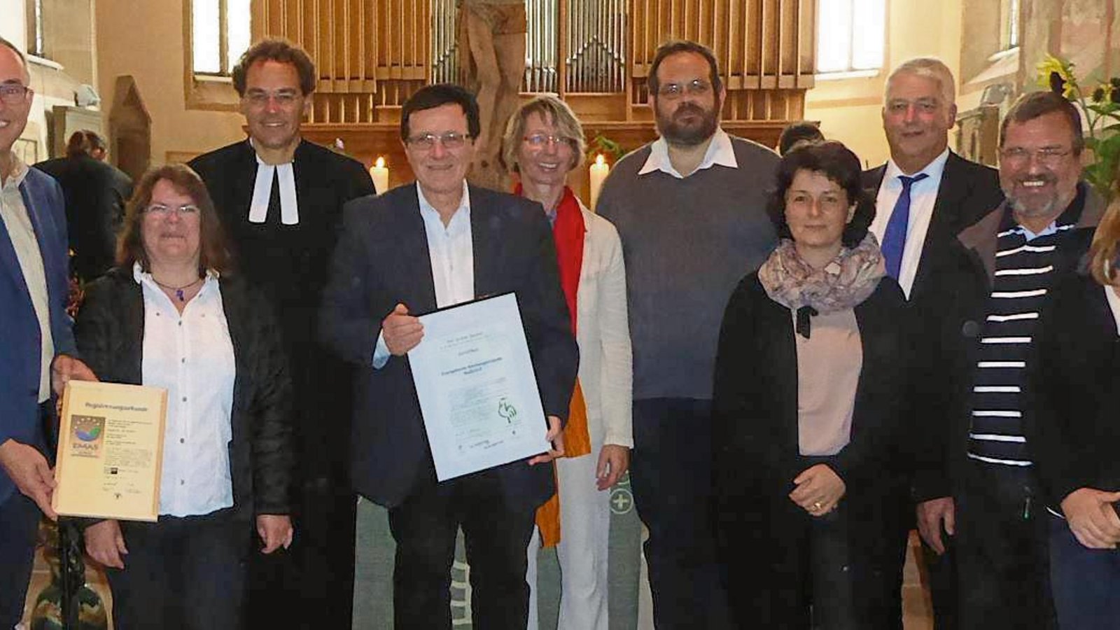 Emas-Urkunde für die evangelische Kirchengemeinde Nussdorf. Unser Bild zeigt (von links): Umweltbeauftragter Stefan Schurr, Kirchenpflegerin Renate Grauel, Pfarrer Hartmut Nitsche, Kirchengemeinderat Richard Spengler, Helga Baur von der Evangelischen Landeskirche Württemberg, Jochen Rapp und Ingrid Berzsenyi-Paetzel vom Umweltteam, Bürgermeister Peter Schäfer und die Umweltteammitglieder Manfred Reiter und Marita Pflüger. Foto: p Emas-Urkunde für die evangelische Kirchengemeinde Nussdorf. Unser Bild zeigt (von links): Umweltbeauftragter Stefan Schurr, Kirchenpflegerin Renate Grauel, Pfarrer Hartmut Nitsche, Kirchengemeinderat Richard Spengler, Helga Baur von der Evangelischen Landeskirche Württemberg, Jochen Rapp und Ingrid Berzsenyi-Paetzel vom Umweltteam, Bürgermeister Peter Schäfer und die Umweltteammitglieder Manfred Reiter und Marita Pflüger. Foto: p