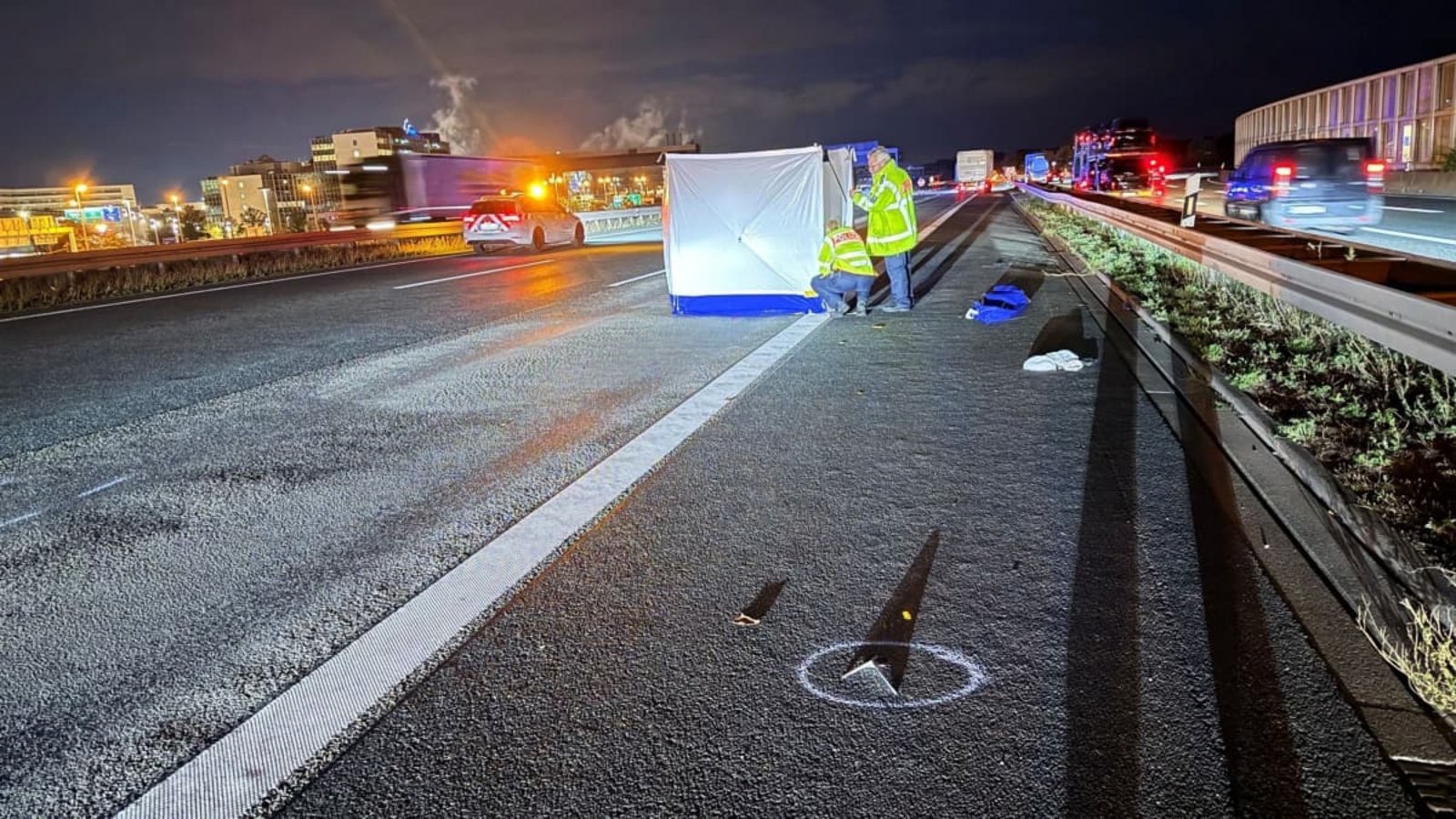 Die Autobahn 3 war nach einem tödlichen Unfall auf Höhe des Frankfurter Flughafens teils gesperrt.Mike Seeboth/dpa Die Autobahn 3 war nach einem tödlichen Unfall auf Höhe des Frankfurter Flughafens teils gesperrt.Mike Seeboth/dpa