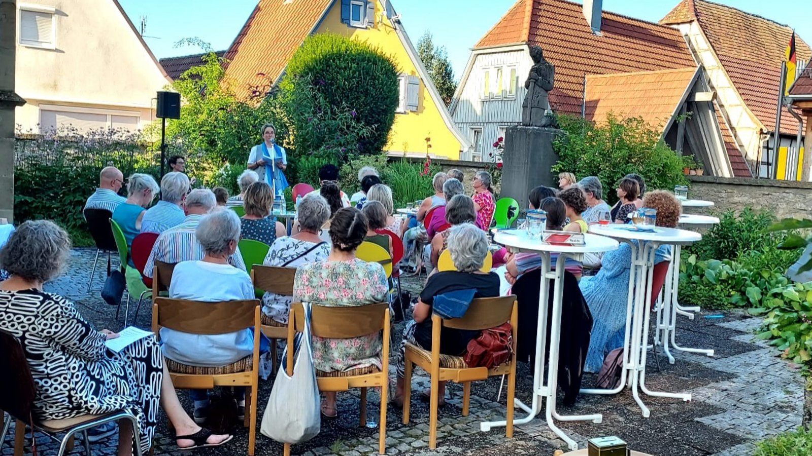 Die Gäste lauschen unter freiem Himmel den Geschichten. Foto: p Die Gäste lauschen unter freiem Himmel den Geschichten. Foto: p