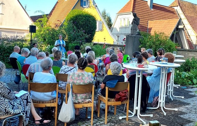 Die Gäste lauschen unter freiem Himmel den Geschichten. <span class='image-autor'>Foto: p</span>